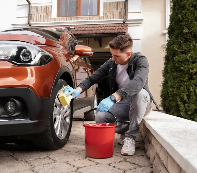 Lavage auto à domicile Chuzelles : professionnel intervenant sur un véhicule